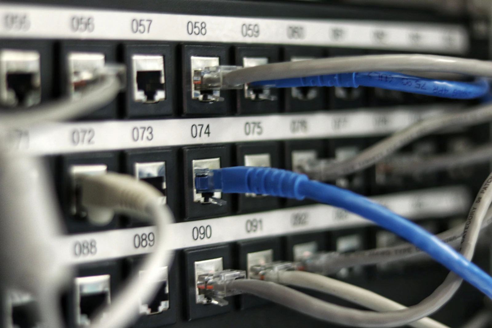 Corredor de servidores em um data center com iluminação azul