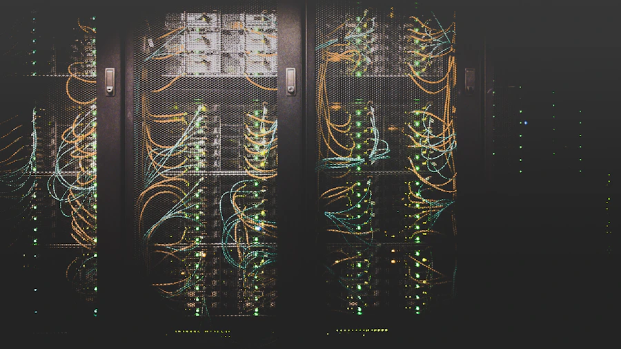 Racks de rede conectados por cabos organizados em um data center